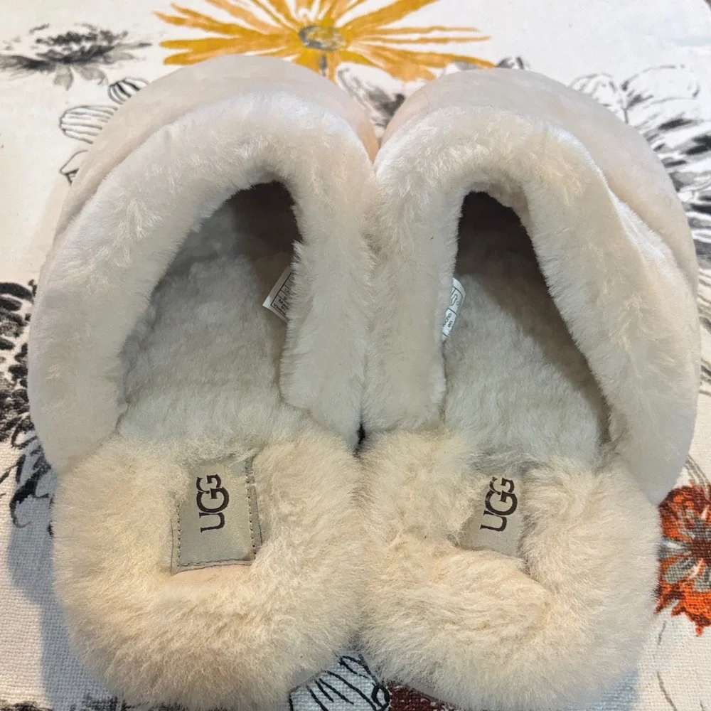 Size 9, never worn UGG Plush Slippers - Picture 3 of 6